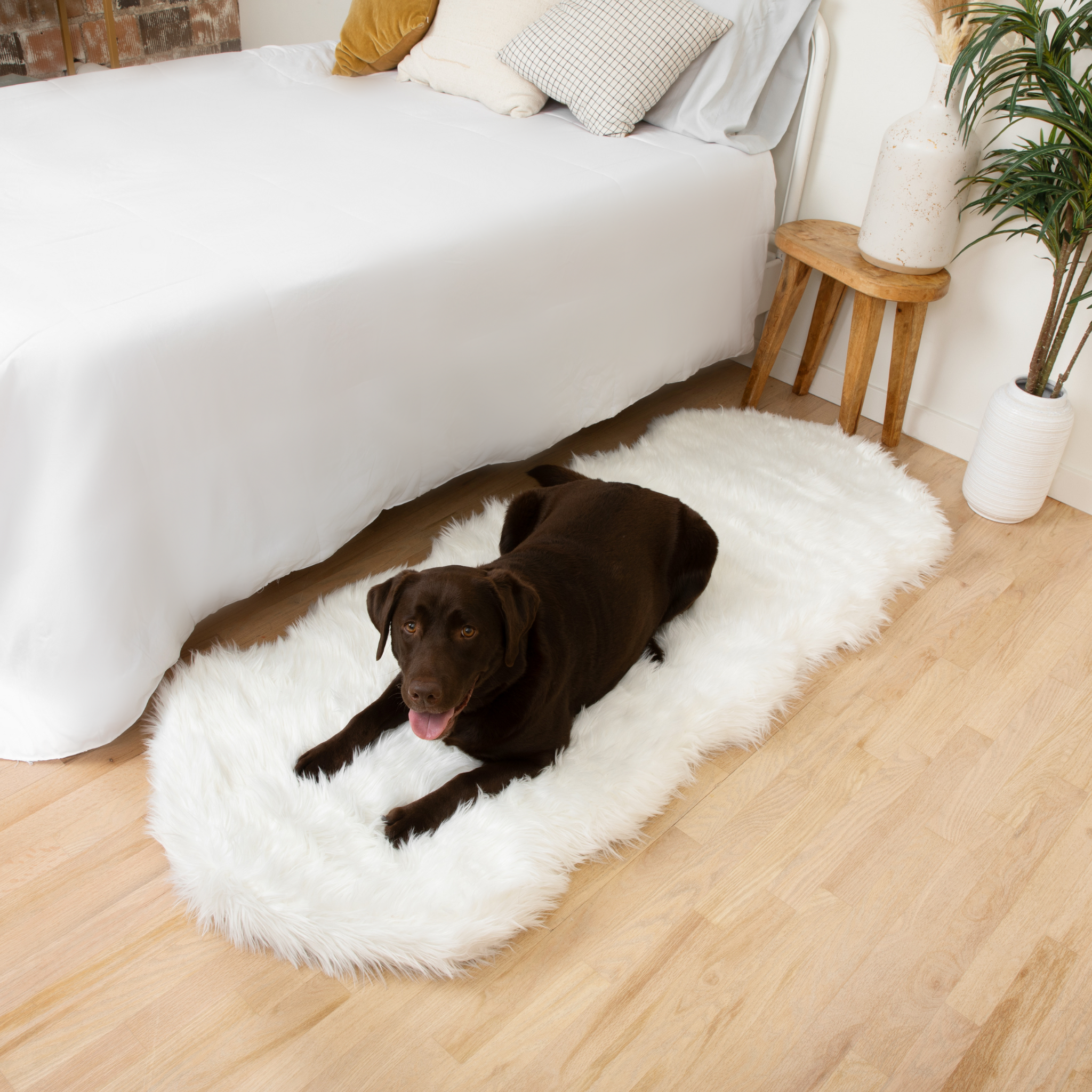 PupRug™ Runner Faux Fur Memory Foam Dog Bed - Curve Polar White