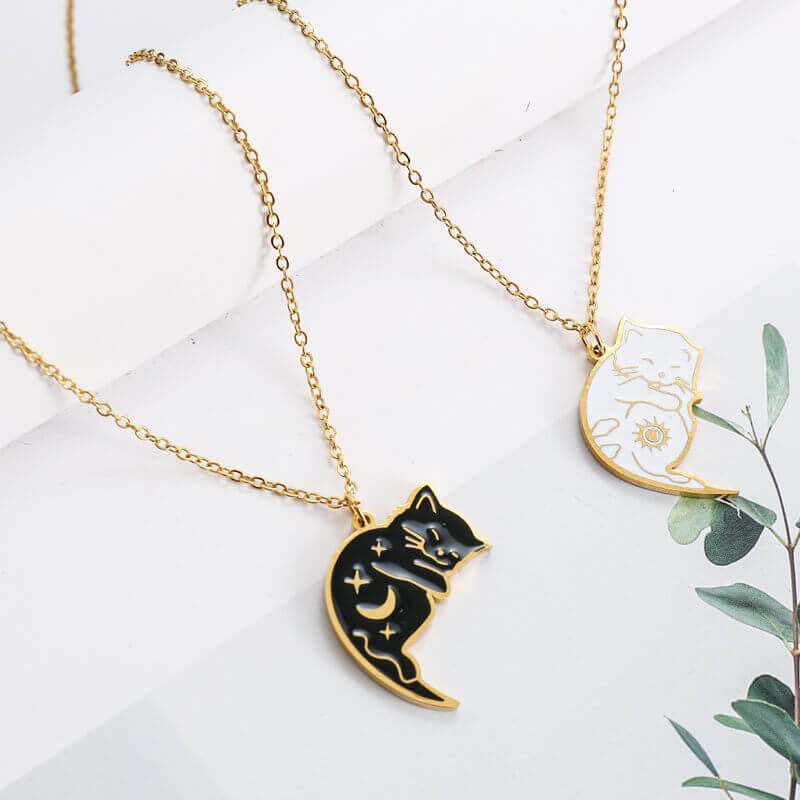 Black & White Hugging Cats Necklace - Adorable Design for Cat Lovers